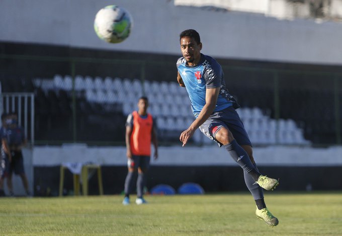 Pikachu volta a treinar e pode reforçar o Vasco contra Goiás; lateral se lesiona