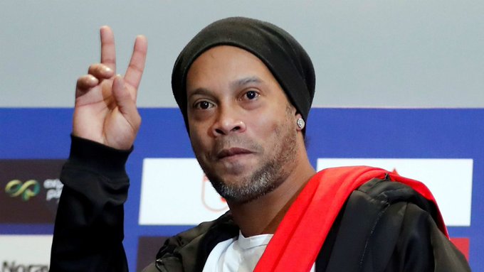 Ronaldinho Gaúcho desembarca no Rio de Janeiro e recebe apoio de fãs