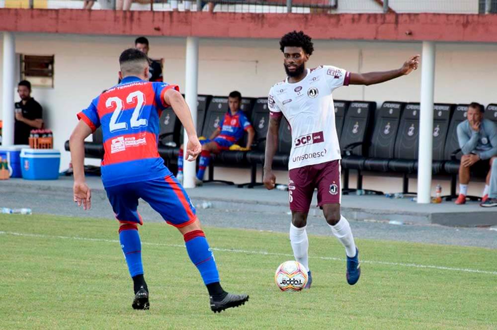 Lateral revelado pelo Grêmio chega para testes e pode reforçar o Atlético-GO