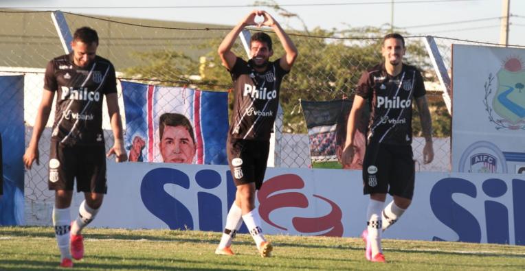 Zé Roberto comemora o primeiro gol da Ponte (Foto: Cláudio Gomes)