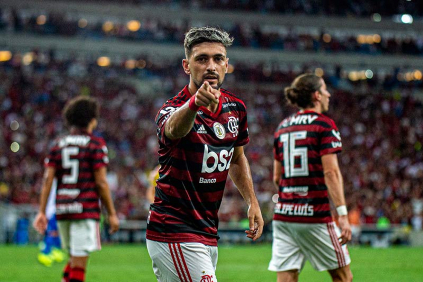 Após boatos de traição, modelo se separa de lateral do Flamengo