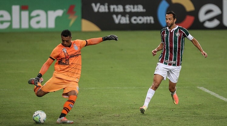 Herói da classificação do Fluminense, Nenê comemora fase artilheira