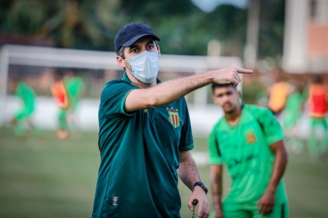 Série B: Léo Condé quer dedicação do Sampaio Corrêa para superar adversidades