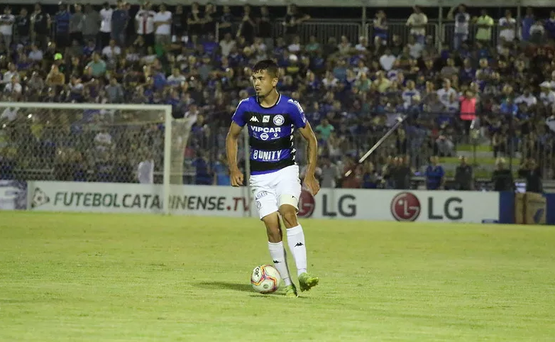Corinthians encaminha compra de lateral que se destacou no Catarinense