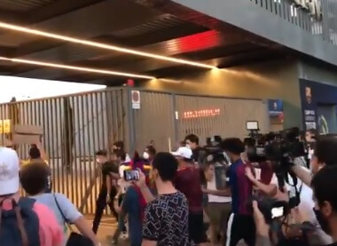 Torcida do Barcelona protesta de novo e invade o Camp Nou. VEJA O VÍDEO!