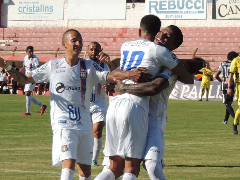 São Caetano vence Votuporanguense fora de casa e garante classificação (Foto: Fabrício Cortinove)