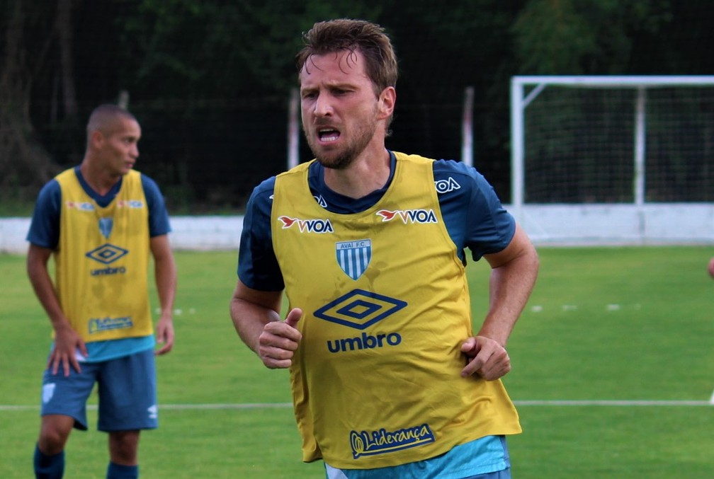 Zagueiro cobra nova postura do Avaí: “Precisamos entender o que é a Série B”