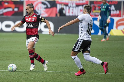 Flamengo anuncia renovação de contrato com meia por mais um ano