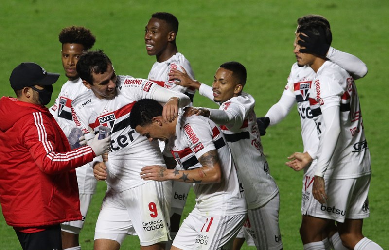 BRASILEIRÃO: São Paulo cola nos líderes e Corinthians tropeça no Fortaleza, de Ceni