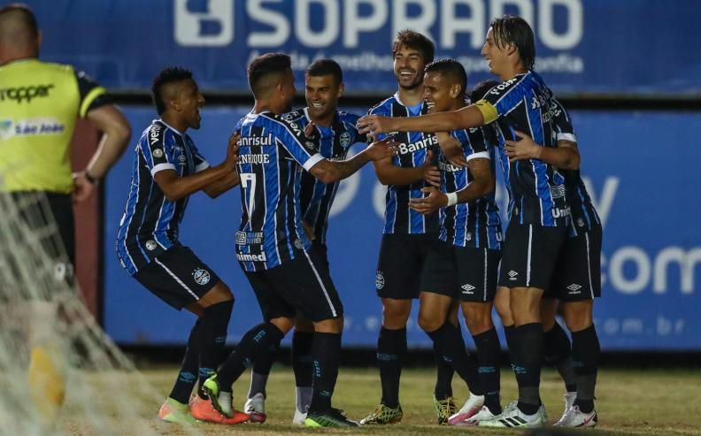 Gremistas festejam gol e colocam duas mãos no tricampeonato