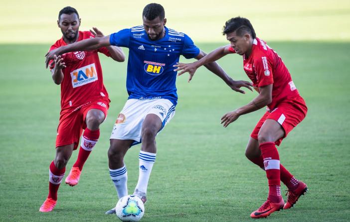 Cruzeiro sucumbiu diante da marcação do CRB