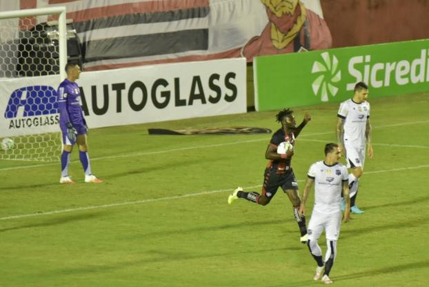 Caicedo diminuiu placar no final