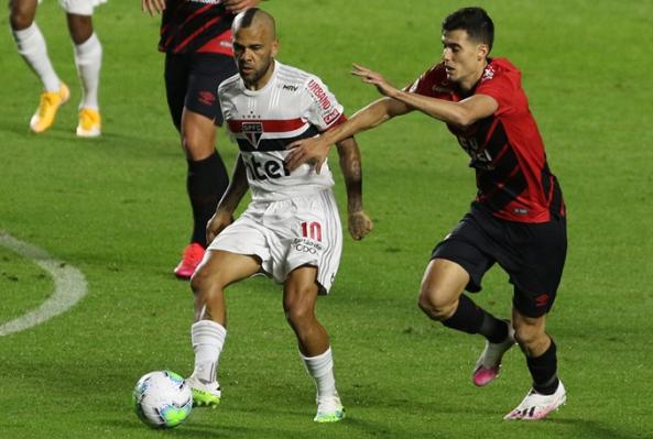 Meia ‘pop’ tem fratura confirmada e desfalca São Paulo em clássico com Corinthians