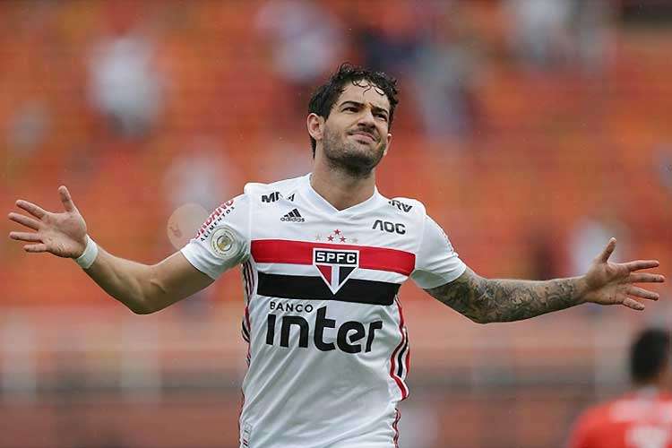 Staff de Alexandre Pato desmente boato sobre ida do atacante a time paulista