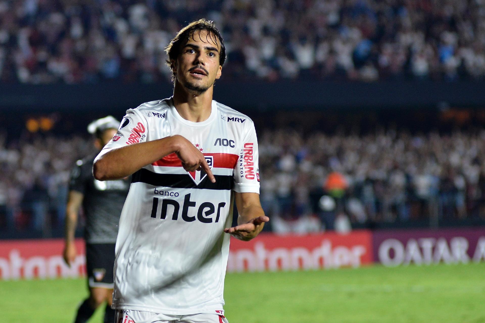 Após perder camisa, meia brinca: “Importante foi a vitória do São Paulo”