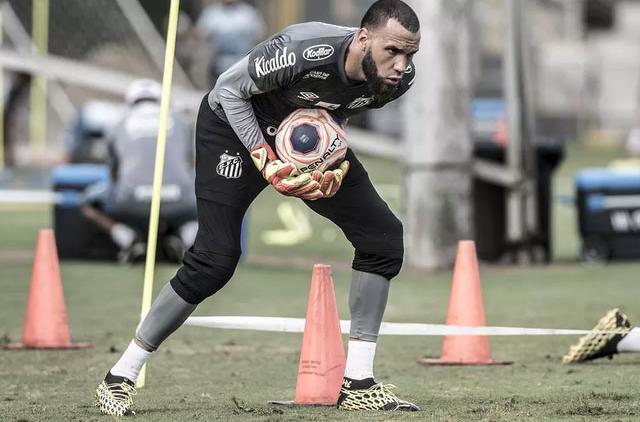 Proibido de deixar o Santos, goleiro se diz arrependido e volta a treinar
