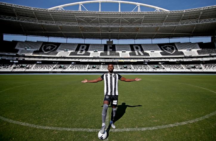 Kalou é regularizado na CBF e já pode estrear pelo Botafogo