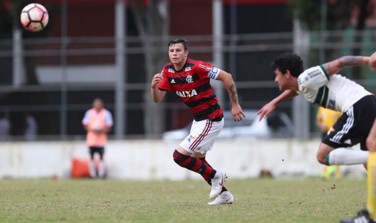 Com ajuda de Paulo Pelaipe, Coritiba se aproxima de volante do Flamengo