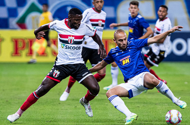 Atrás da recuperação. (Foto: Gustavo Aleixo / Cruzeiro)