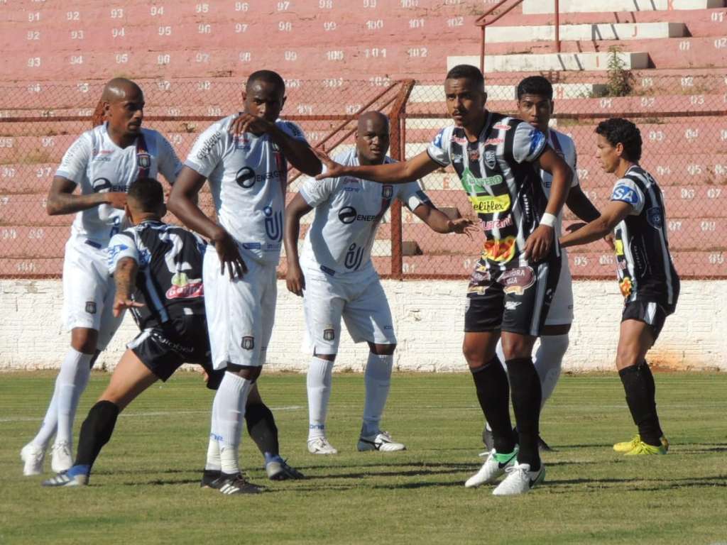 Na última rodada, o Votuporanguense acabou sendo derrotado pelo São Caetano, por 3 a 0 (Foto: Fabrício Cortinove)