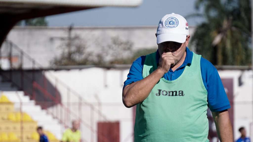 Para encarar o Monte Azul, o técnico Edson Vieira não poderá contar com três jogadores para escalar o time titular do Bentão (Foto: Neto Bonvino / ECSB)