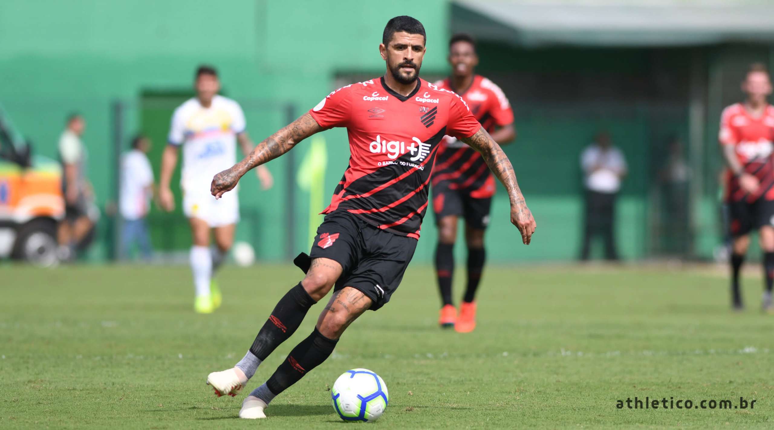 Ex-esposa acusa volante do Athletico-PR de maus-tratos aos filhos