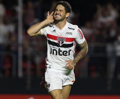 Pato demora para responder e esfria interesse de time do Brasileirão