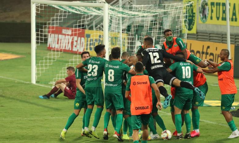 Festa total após a virada do Cuiabá sobre a Chapecoense
