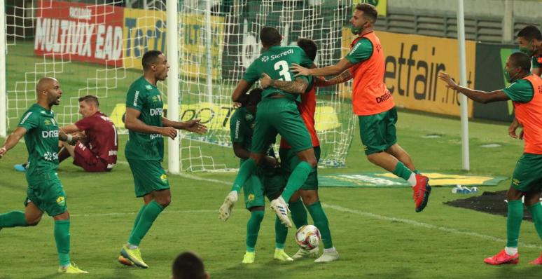 Jogadores do Cuiabá festejam virada nos acréscimos