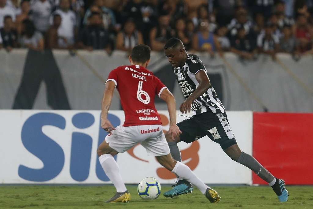 Botafogo recebe o líder Inter e tenta melhorar aproveitamento no Brasileirão