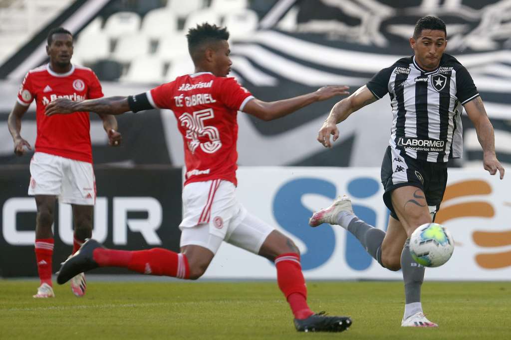 Dois gols do Botafogo foram anulados no duelo