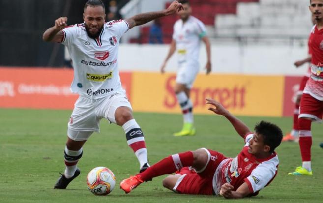 Bom jogo no Arruda e vitória do Santa Cruz. Foto: Rafael Melo