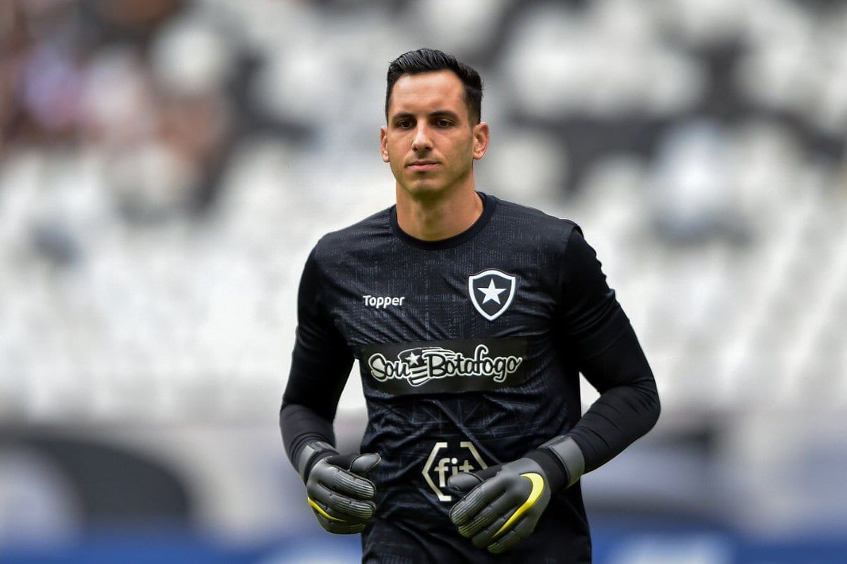 Após chutar VAR, Gatito pede desculpas, mas avisa: “Temos profissionais despreparados”