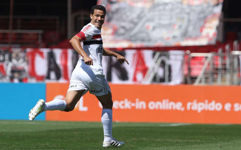 Hernanes marcou o primeiro gol do São Paulo