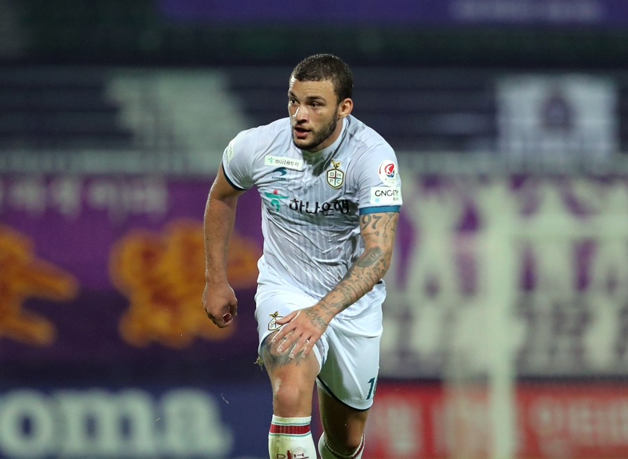 Ex-Ponte Preta, artilheiro sai do banco para fazer mais um gol na Coreia do Sul