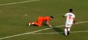 Goleiro da Série C chuta o gramado, cai de maduro e leva gol. VEJA O VÍDEO!