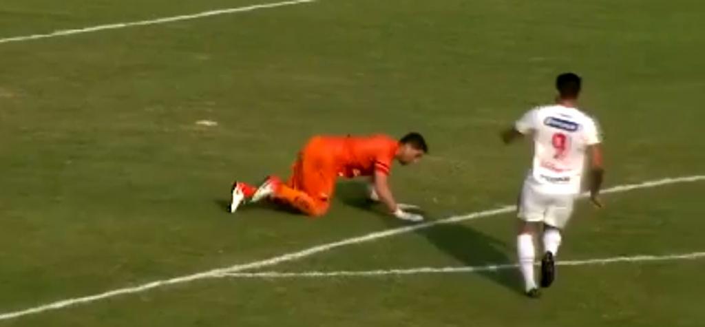 Goleiro da Série C chuta o gramado, cai de maduro e leva gol. VEJA O VÍDEO!