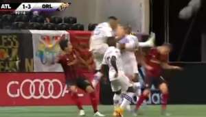 Aprendeu com o Felipe Melo? Ex-Palmeiras dá voadora e não é expulso. VÍDEO!