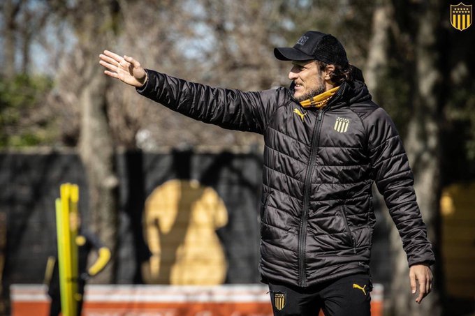 Diego Forlán é demitido do comando técnico do Peñarol após 11 jogos