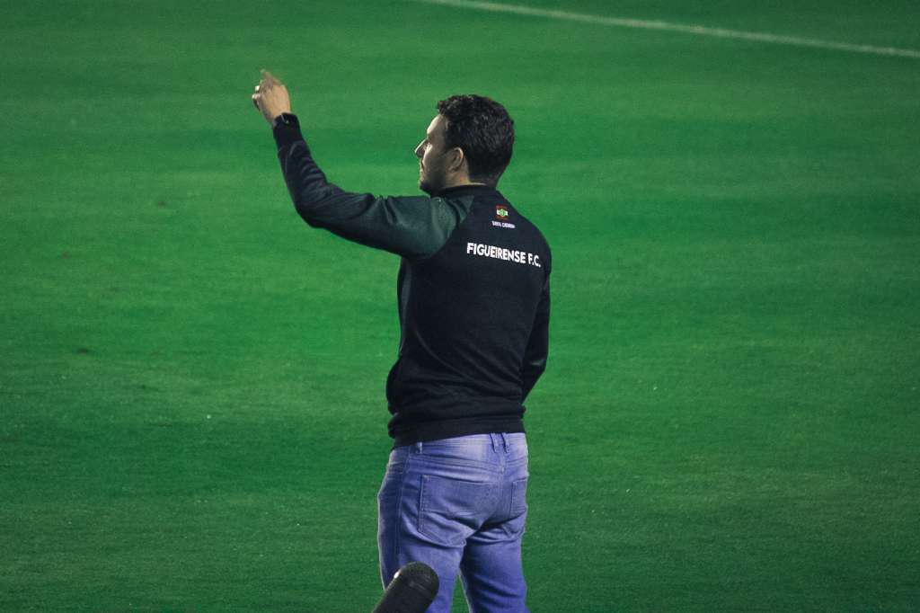 Elano busca primeira vitória no comando do Figueirense