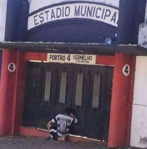 Paulista A2: Torcedor do XV acompanha o jogo pelo buraco do portão e viraliza