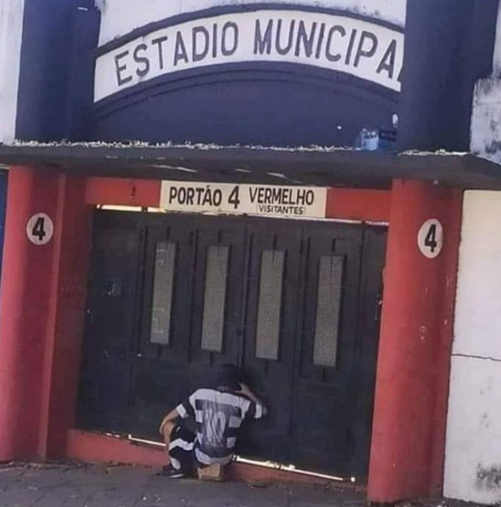 Paulista A2: Torcedor do XV acompanha o jogo pelo buraco do portão e viraliza