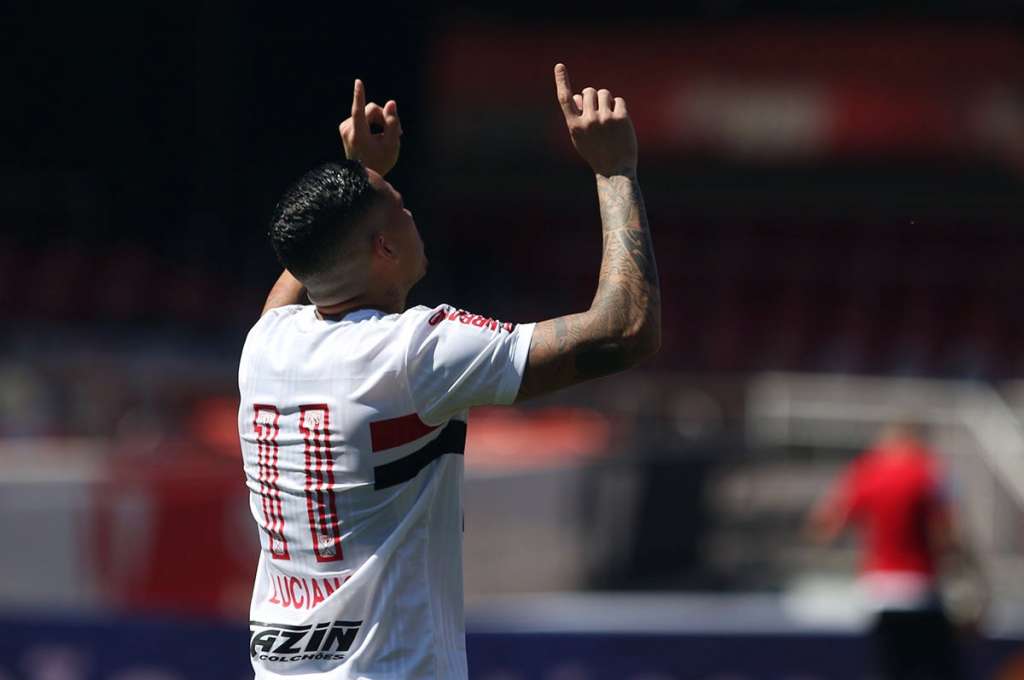 São Paulo envia reclamação à CBF após suposto soco de Jô e pede conversa do VAR