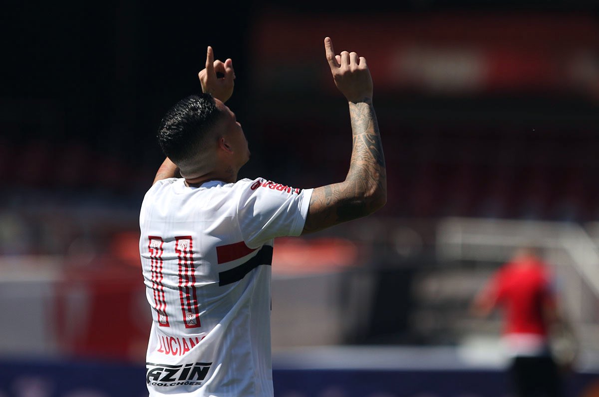 São Paulo envia reclamação à CBF após suposto soco de Jô e pede conversa do VAR