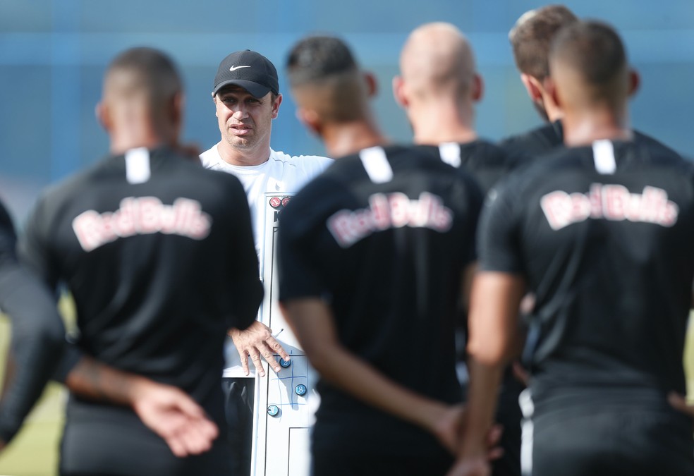 Athletico-PR x RB Bragantino – Duelo de times em crise e sem treinador