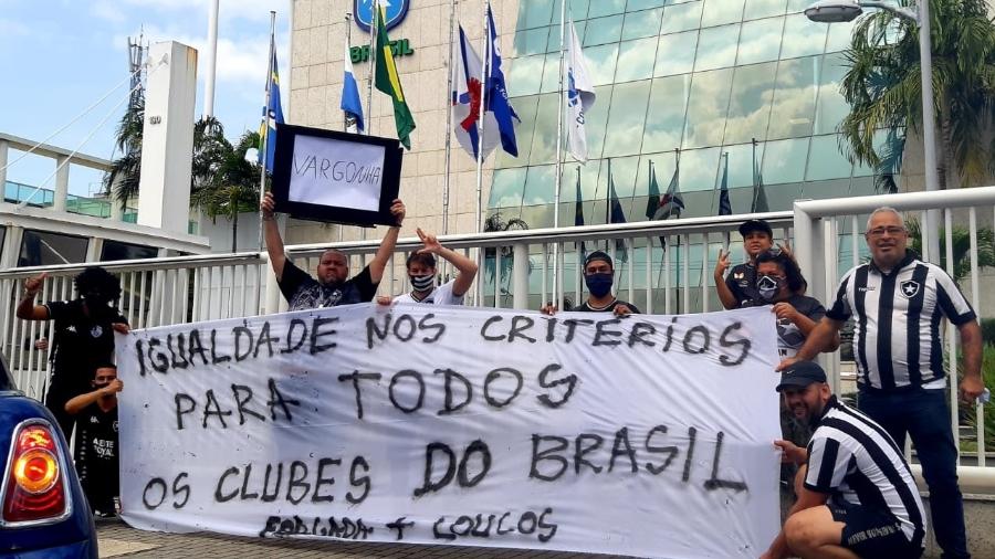 Em frente à sede da CBF, torcida do Botafogo protesta contra VAR