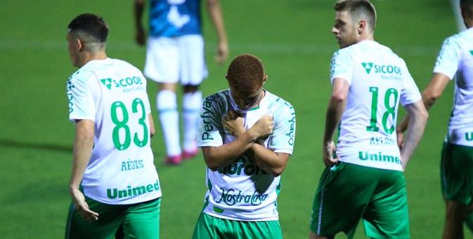 Foguinho marca seu primeiro gol e comemora como Pantera Negra