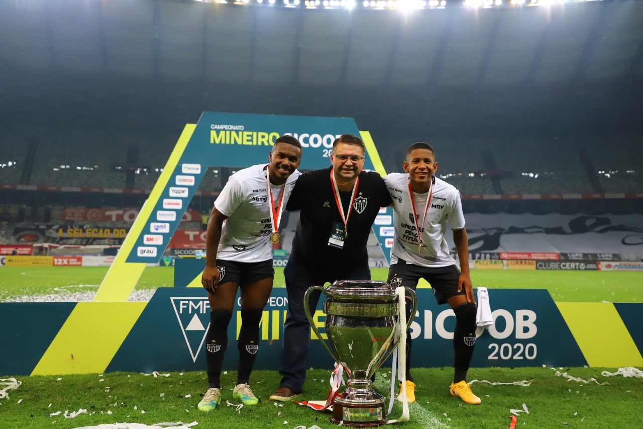 Diretor comemora titulo estadual do Atlético-MG, que contou com garotos da base