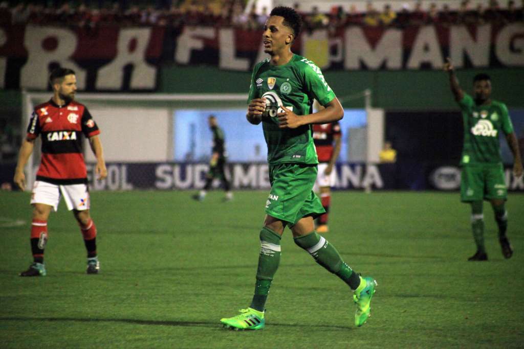 Lucas Mineiro com a camisa da Chapecoense