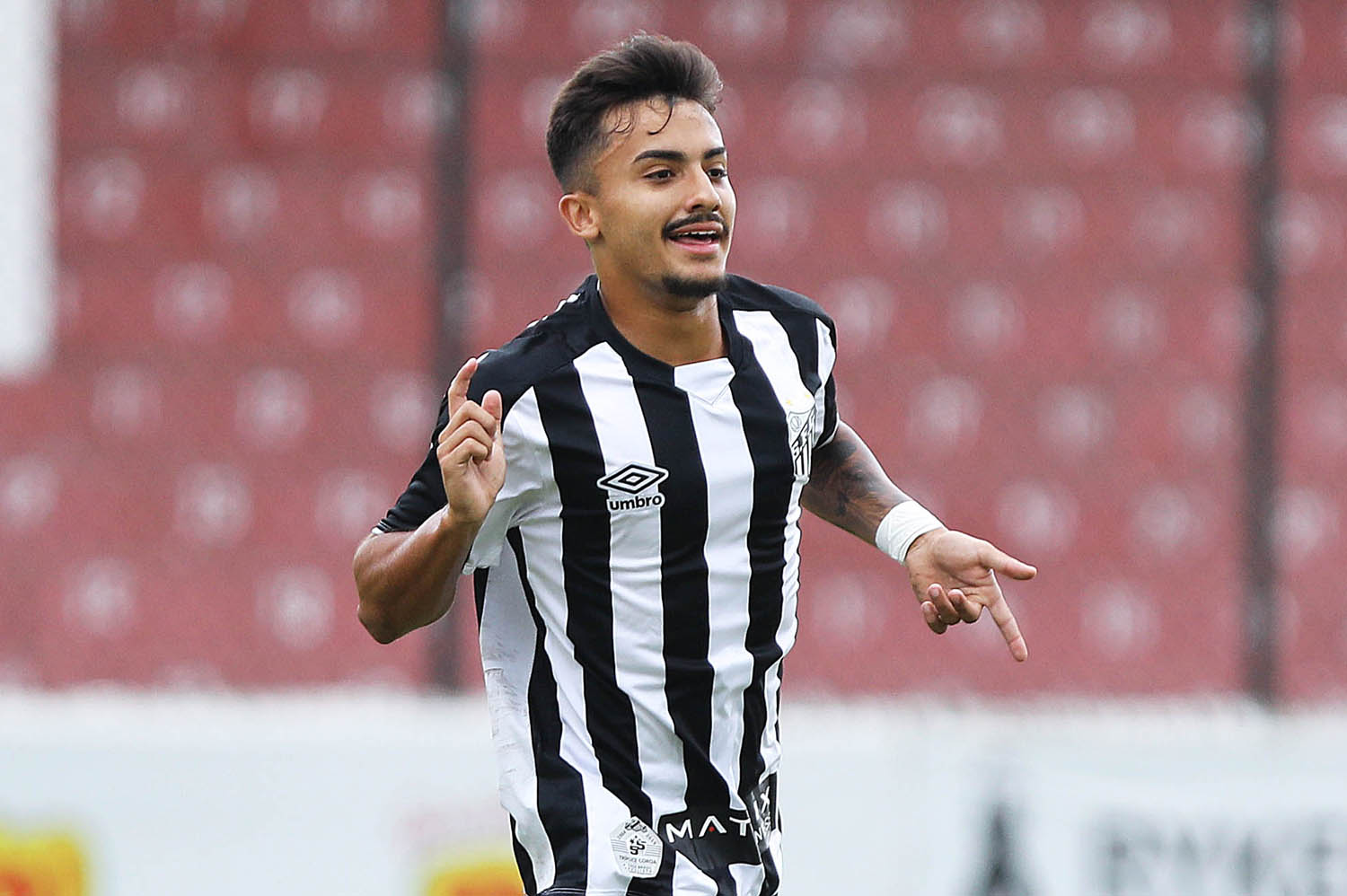Após sondagem de clube europeu, Santos renova com joia até 2024